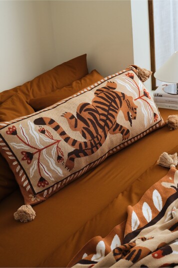 Jotex Pute 45x100 Cm Brun/beige ROAR Kjøp Pynteputer & putetrekk hos Jotex