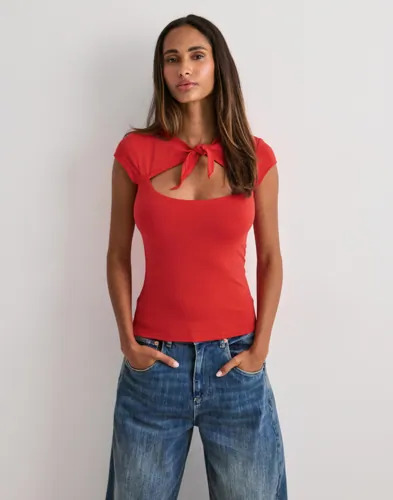 Nelly Rød Amazing Keyhole Tie Tee