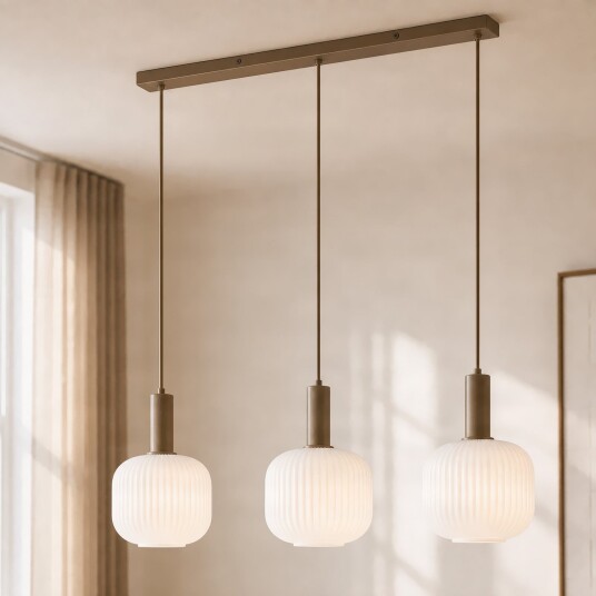 Evey hengelampe lengde 80 cm 3 lyskilder hvit/beige glass – Nola Spisestue Skandinavisk Med flere lyskilder Evey hengelampe lengde 80 cm 3 lyskilder hvit/beige glass – Nola Spisestue Skandinavisk Med flere lyskilder
