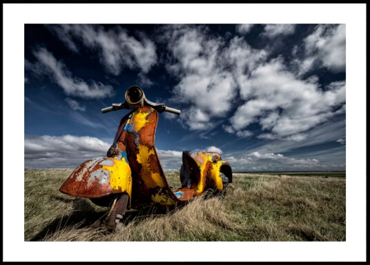 Rusted Vespa Field Plakat / 21x30 Rusted Vespa Field Plakat / 21x30