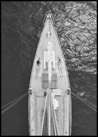 Women Sunbathing on Boat Plakat Plakat / 70x100cm