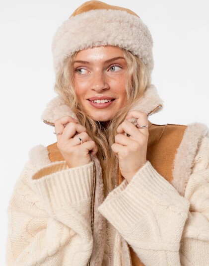 Løøv Erica Shearling Hat Beige ONE SIZE Løøv Erica Shearling Hat Beige ONE SIZE