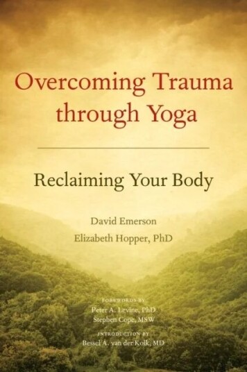 Overcoming Trauma Through Yoga Av David Emerson, Elizabeth Hopper