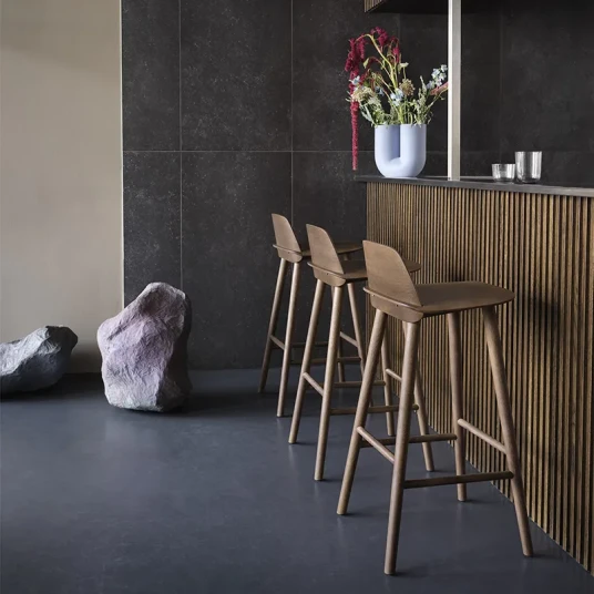 Muuto Nerd barstol 75 cMed fotstøtte i metall Midnight Blue