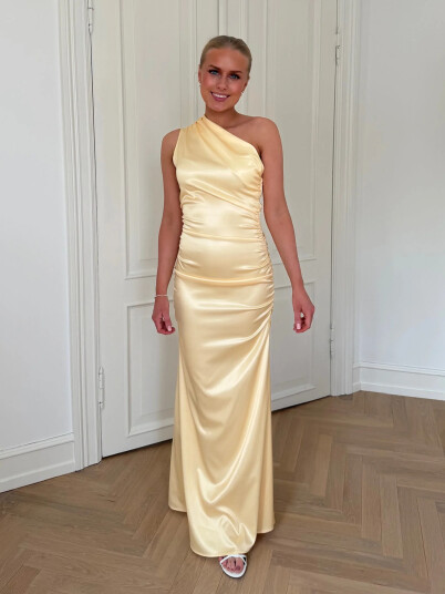 BYIC Andrea Satin Dress Gul XL BYIC Andrea Satin Dress Gul XL