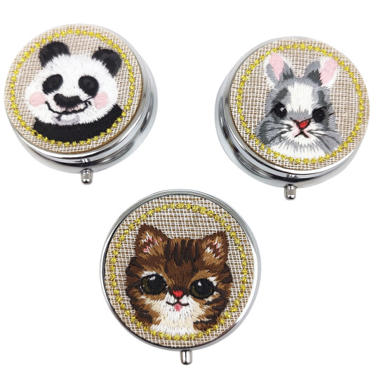 Pilleboks Brodert dyremotiv Rund Pilleboks i metall PANDA