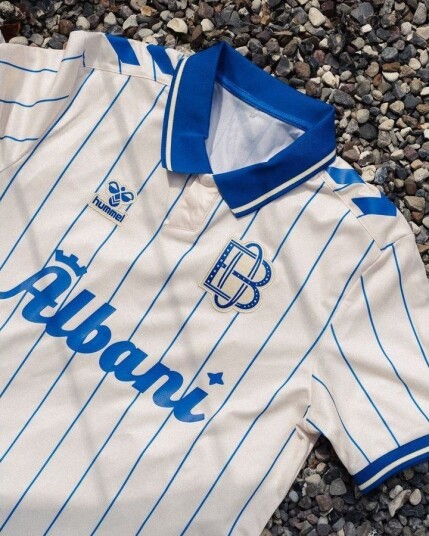 Odense Boldklub Trenings T skjorte Pre Match   Hvit Barn   Hummel størrelse 128 cm