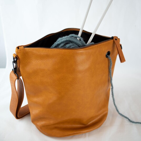 Strikkeveske av PU skinn 35x30x24 cm Strikkeveske av PU skinn 35x30x24 cm