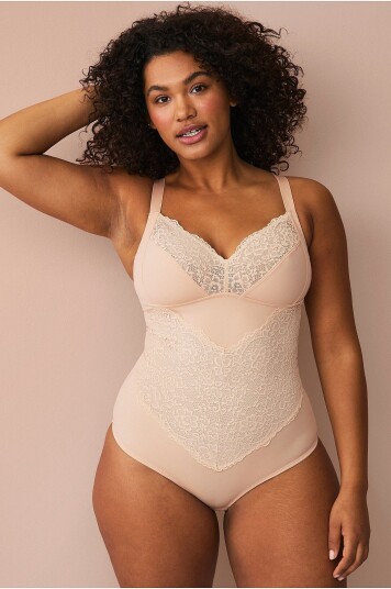 Ellos Plus Collection Shapingbody med blondedetaljer medium støtte Beige