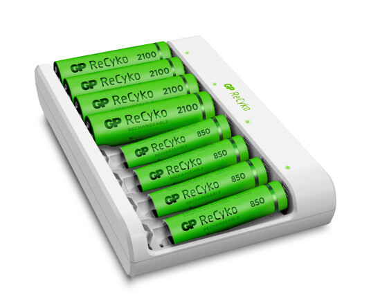GP Batteries ReCyko E811 USB Economy Charger, med 4 x AA 2100 mAh og 4 x AAA 850 mAh-batterier