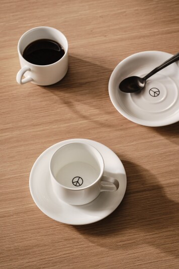 Jotex Liten Kopp Med Koppeskål 2pakke Hvit/sort PEACE 2125037010 Jotex Liten Kopp Med Koppeskål 2pakke Hvit/sort PEACE 2125037010