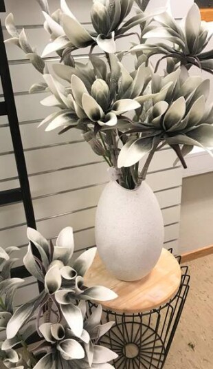 Dobbel dekorblomst i gråtoner 80 cm fra Borg Dobbel dekorblomst i gråtoner 80 cm fra Borg