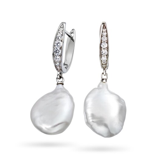 Pan Jewelry, Øredobber i sølv med barokk ferskvannsperle og zirkonia Pan Jewelry, Øredobber i sølv med barokk ferskvannsperle og zirkonia