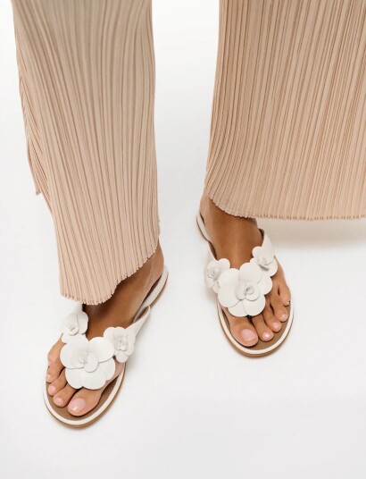 FitFlop Gracie Flower Leather Flip Flops White 36 FitFlop Gracie Flower Leather Flip Flops White 36