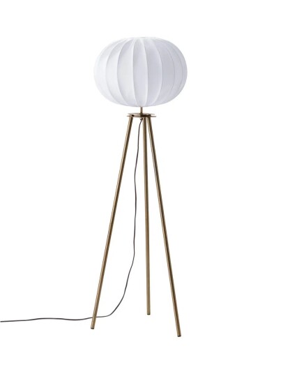 Hilma gulvlampe - Hvit / Antikkmessing Hilma gulvlampe - Hvit / Antikkmessing