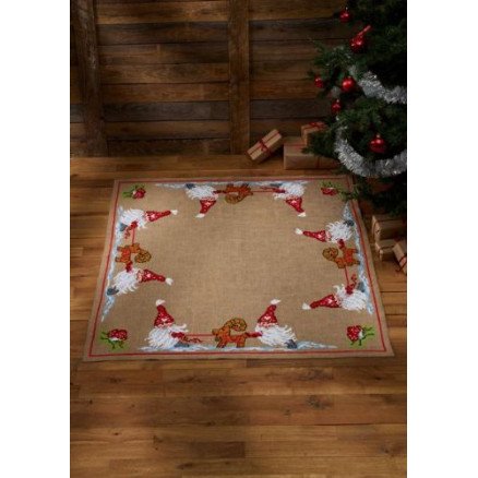 Permin Broderipakke Juletreteppe Nisser m julebukk 117x117cm