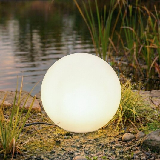 Lindby kule lampeformet lampe Valyra Ø 40 cm IP54 jordspyd Valyra Hvit / opal Kunststoff Moderne