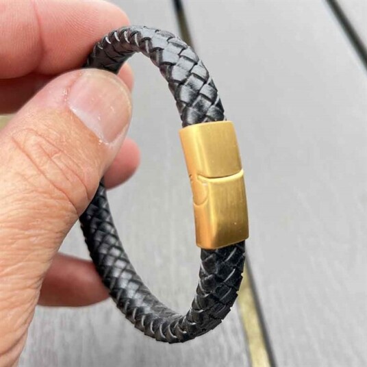 Mini Major armbånd i fiberskinn med gulllås. Mini Major armbånd i fiberskinn med gulllås.