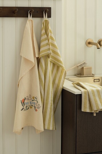Ellos Home Kjøkkenhåndkle Elly Classic Stripe i resirkulert halvlinne 2 pakning Grønn Ellos Home Kjøkkenhåndkle Elly Classic Stripe i resirkulert halvlinne 2 pakning Grønn