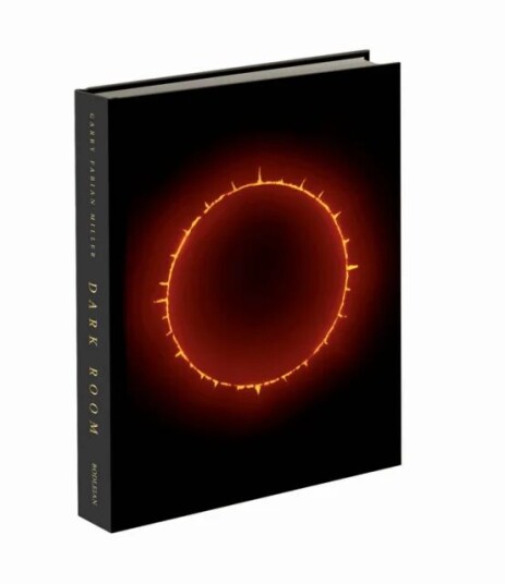 Dark Room Av Garry Fabian Miller
