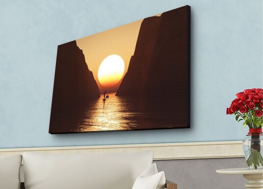 Lerretsbilde med LED belysning Storslått solnedgang over en smal fjord med en seilbåt i silhuett Oransje / Brun / Gull