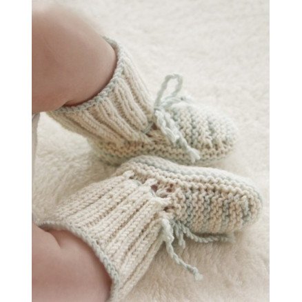 First Impression Booties by DROPS Design Baby Tøfler Strikkeoppskrift str prematur 4 år