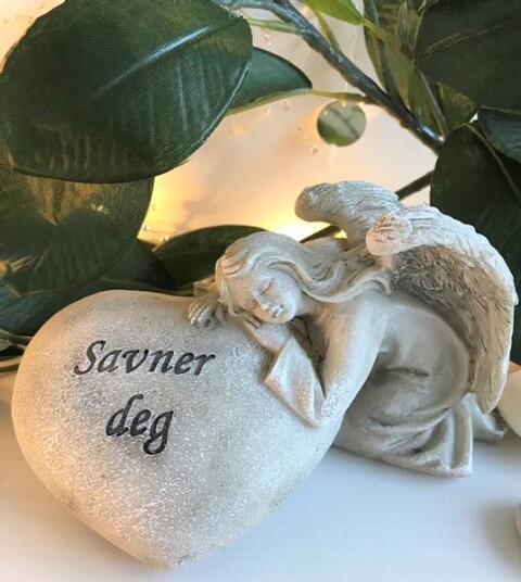 Gravpynt hjerte med engel og teksten "Savner deg" Gravpynt hjerte med engel og teksten "Savner deg"