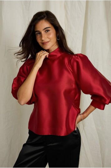 Joelle   Satengbluse med høy hals   Rød