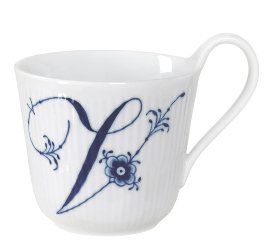 Royal Copenhagen Blue Fluted Plain Alphabet kopp 33 cl V Royal Copenhagen Blue Fluted Plain Alphabet kopp 33 cl V