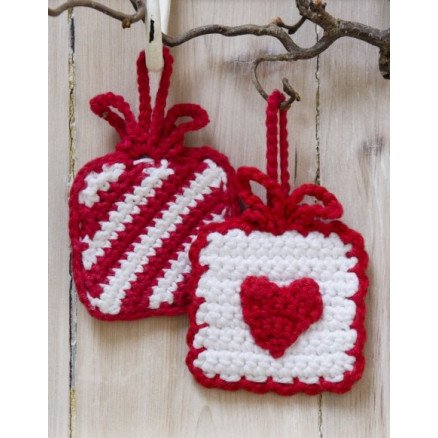 Drops Garnstudio Hanging Gifts by DROPS Design Julepynt Hekleoppskrift 7x7 cm