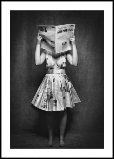 Newspaper Dress Woman Plakat / 70x100