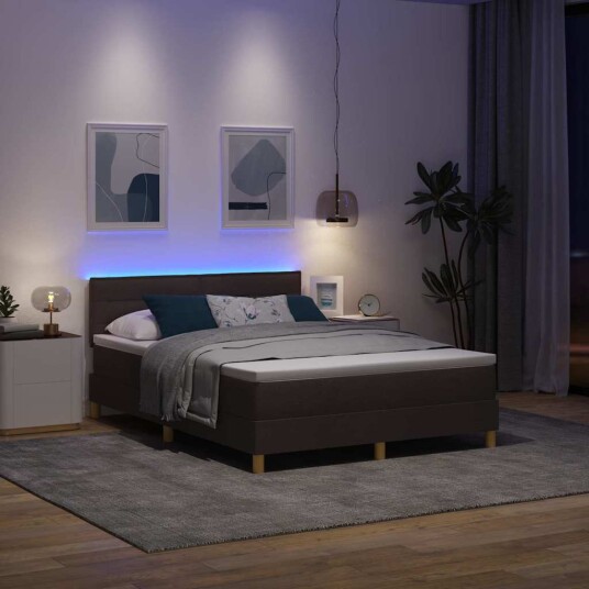 Boksfjær seng med madrass & LED mørkebrun 160x200 cm stoff