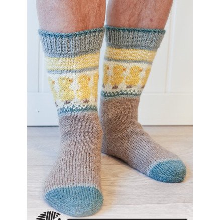 Dancing Chicken Socks by DROPS Design Sokker Strikkeoppskrift str 35 37 44 46