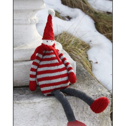 Julius by DROPS Design Nisse Julepynt Strikkeoppskrift 36 cm