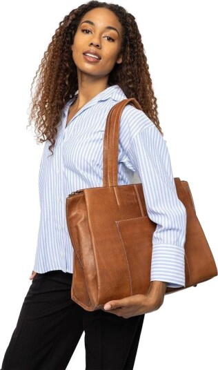 Re:Designed by Dixie Eliana PC skulderveske i skinn Walnut