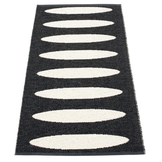 Pappelina Ella matte 70x225 cm black / vanilla Pappelina Ella matte 70x225 cm black / vanilla