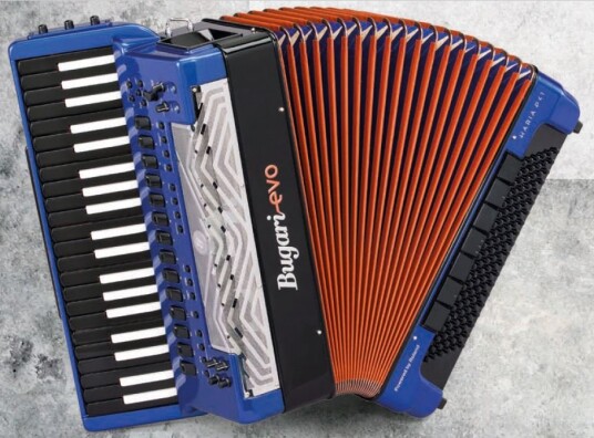 Bugari Evo Haria P41 Royal Blue pianosystem Blått. Negativt farge i klaviatur. Med original bag