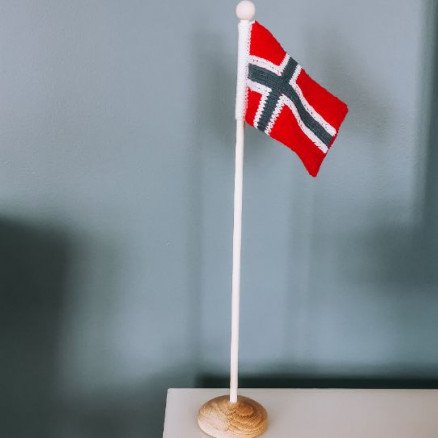 Norgesflagg av Rito Krea Flagg Strikkeoppskrift 14x10cm