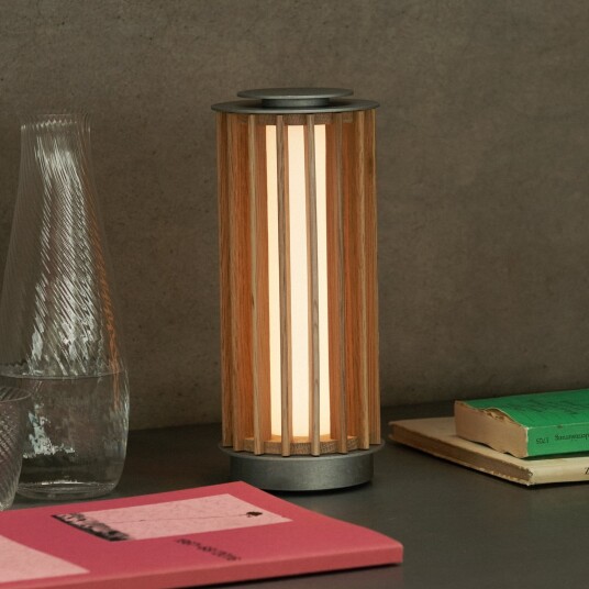 Numbra TY3 LED bordlampe med batteri eik IP44 dimbar – &TRADITION   Stue   Design   Tre   Med en lyskilde