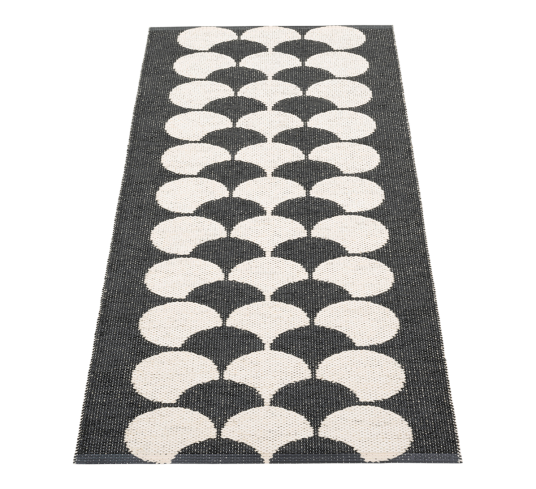 Pappelina Poppy matte sort vanilje 70x150 cm
