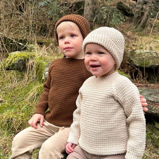 Bluum Strikkegenser Hugo med lue flere farger garnpakke i Soft Merino Ull