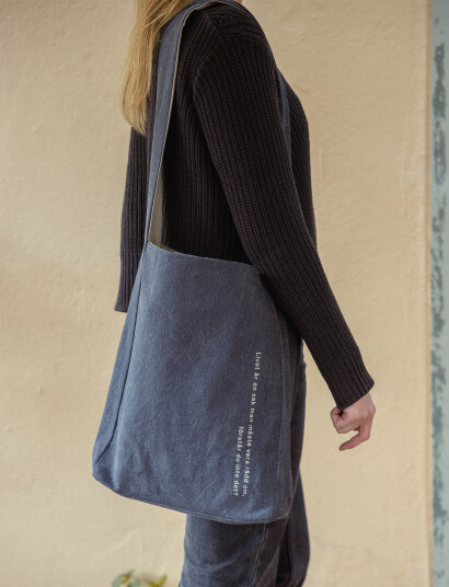 Design House Stockholm Astrid Lindgren Tote Bag - Navy - 41X31CM Design House Stockholm Astrid Lindgren Tote Bag - Navy - 41X31CM