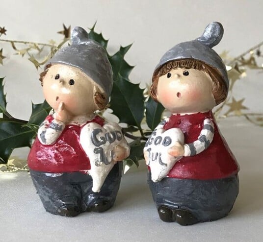 Julepynt sett med to barn med God Jul hjerter