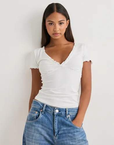 Nelly Hvit Cute V Neck Frill Top