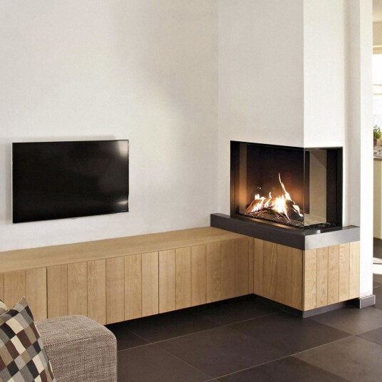 M-Design True Vision 850CR svart gasspeis med glass på høyre hjørne