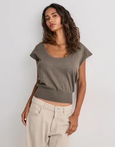 Nelly Brun Deep Neck Knit Top