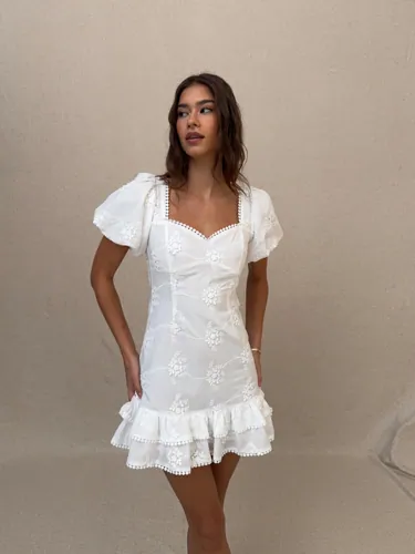 Nelly Hvit Cute Embroidered Dress