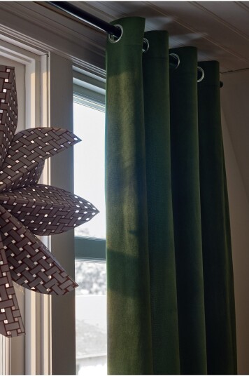 Jotex Gardin Med Maljer i Fløyel 1 lengde Mørkegrønn SAVANNAH Kjøp Maljegardiner hos Jotex Jotex Gardin Med Maljer i Fløyel 1 lengde Mørkegrønn SAVANNAH Kjøp Maljegardiner hos Jotex