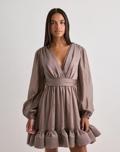 Malina - Beige - Jadie V-neck Ruffled Mini Dres Malina - Beige - Jadie V-neck Ruffled Mini Dres