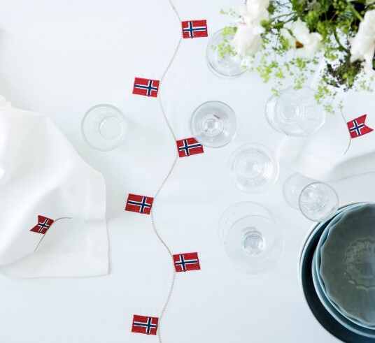 Langkilde & Søn Duk med norske flagg 140x240cm Langkilde & Søn Duk med norske flagg 140x240cm